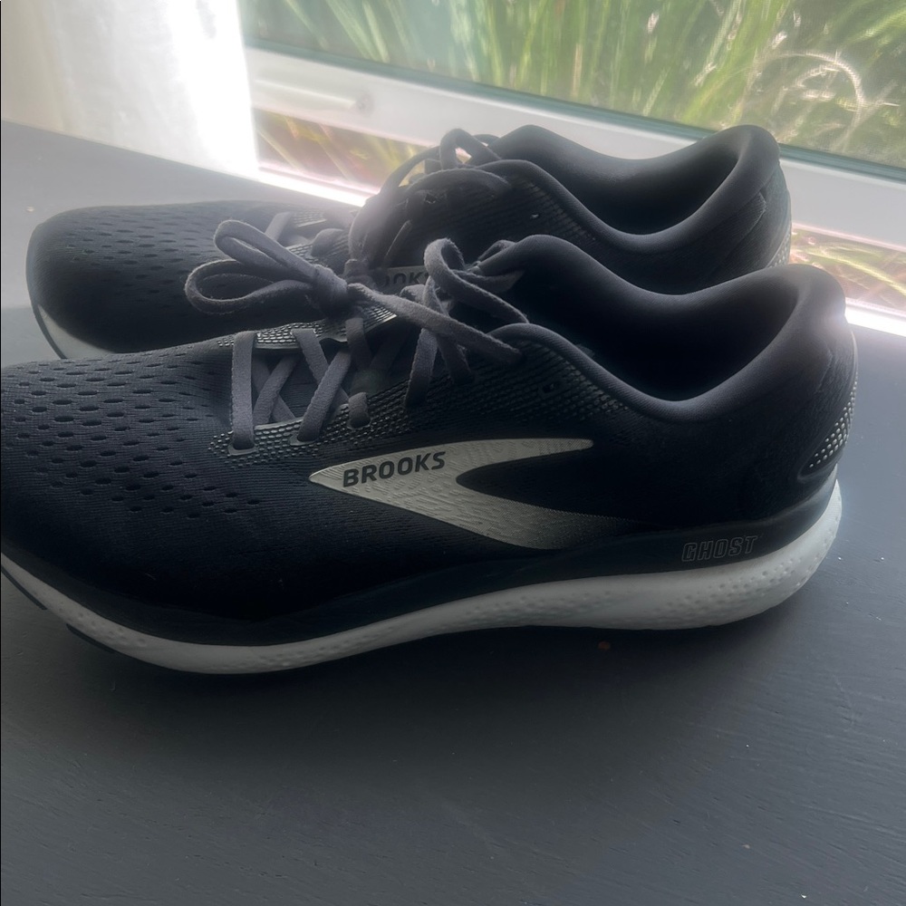 Brooks Ghost 16 Men's Athletic Shoes in Black /White. 11 wide worn only 3 times